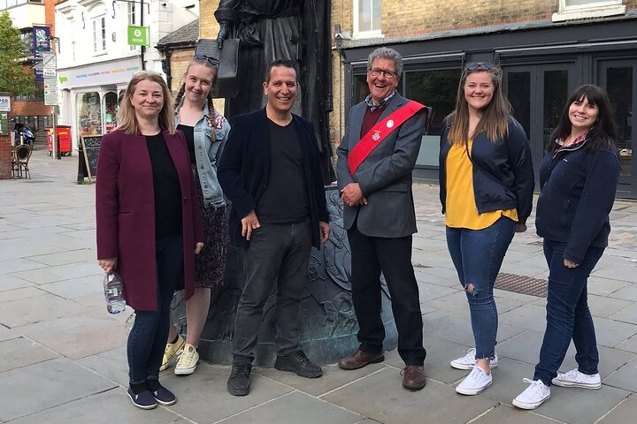 Small group tour by Chaucer Statue
